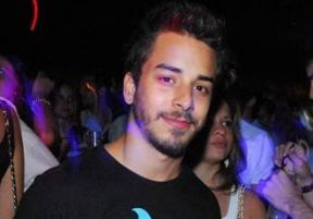 Junior Lima curte balada sozin