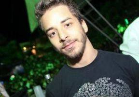 Sozinho, Junior Lima curte bal