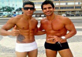 Virou moda tirar foto com Alex