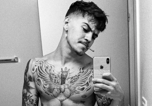 Cantor Biel atiça fãs com fo