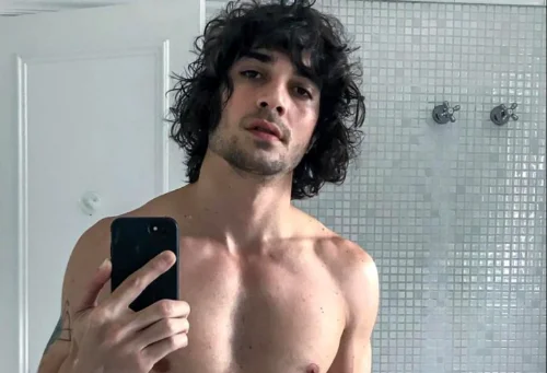 Fiuk posta selfie sexy e receb