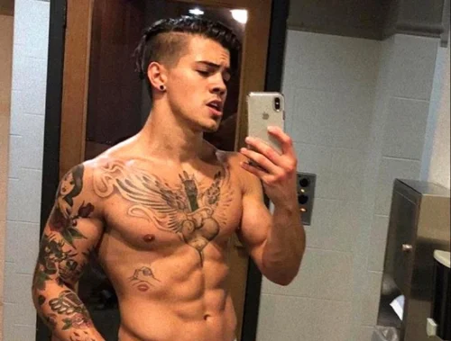 MC Biel provoca fãs com selfi