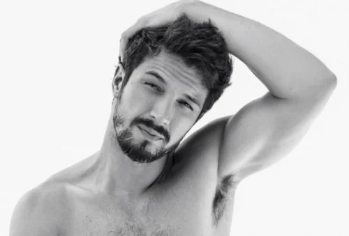 Ator Romulo Estrela encanta os