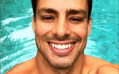 Cauã Raymond bota os pelinhos