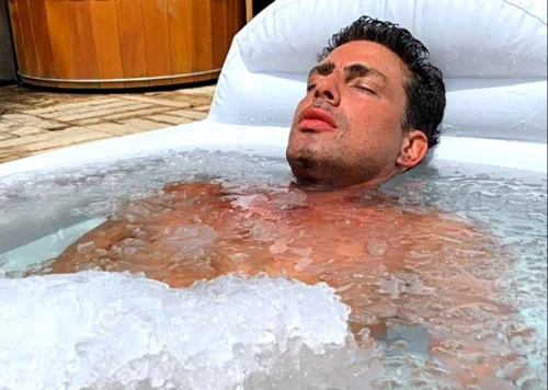 Cauã Raymond prevoca com foto