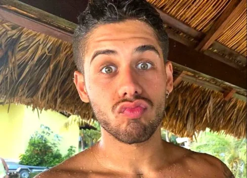 Zé Felipe exibe novas tatuage