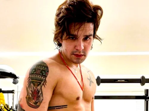 Luan Santana posa sem camisa e