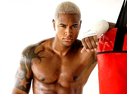 Léo Santana impressiona com b