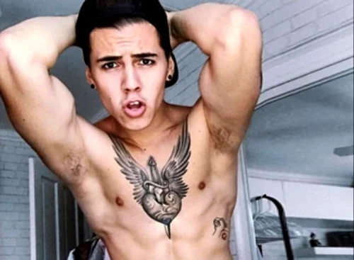 Vídeo: MC Biel causa de pau d