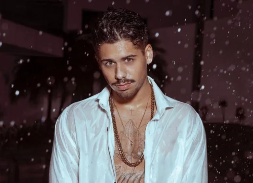 Zé Felipe posa para ensaio se