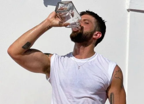 Chay Suede rouba cena ao apare