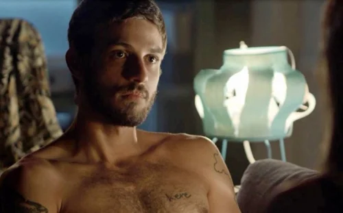 Vídeo: Chay Suede surge pelad