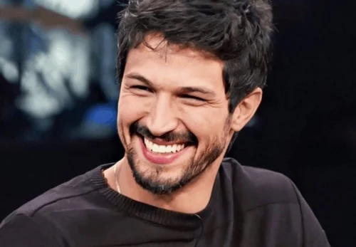 Hugo Gloss expõe foto íntima