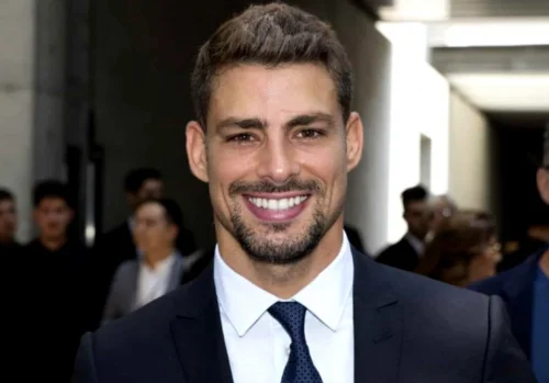 Cauã Raymond surge de sunga e