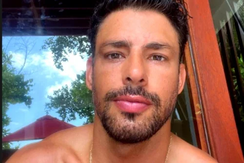 Cauã Raymond acorda 5 da manh