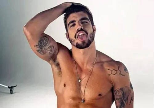 Vídeo: Caio Castro mostra que