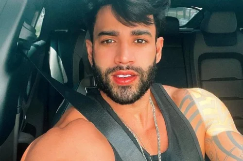 Gusttavo Lima surge de cueca e