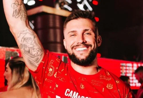 Ex BBB Arthur Picoli surge em 