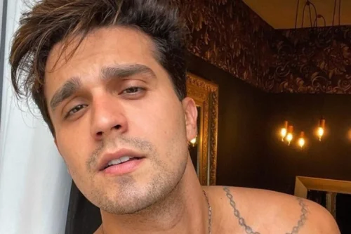 Cantor Luan Santana surpreende