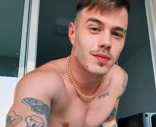 Túlio Rocha surge com a rola 