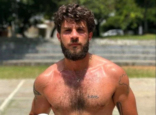 Chay Suede surge todo gostoso 