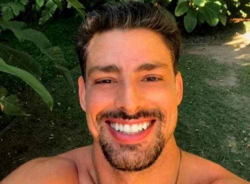 Cauã Raymond bota o pau para 
