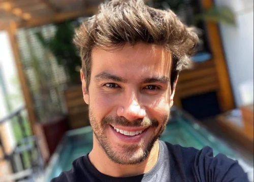 Mariano mostra corpo sequinho 