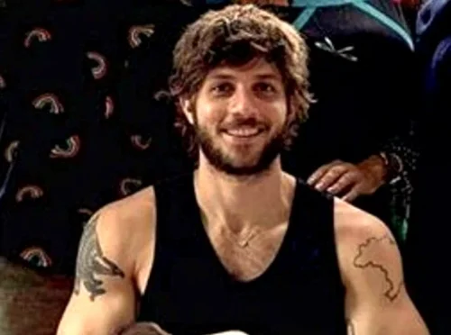 Chay Suede surge todo ousadinh