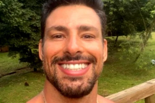 Cauã Raymond mostra o corpão