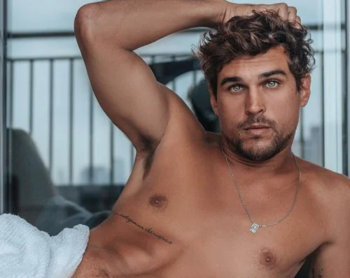 Felipe Roque exibe tatuagem í