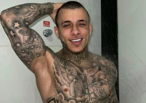 MC Pedrinho provoca os fãs co