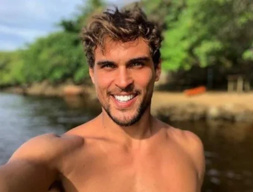 Felipe Roque atiça fãs com f