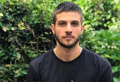 Chay Suede surge todo suadinho