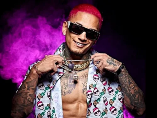 Dynho Alves dança sem cueca e