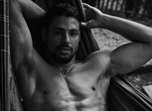 Cauã Raymond surge homão em 