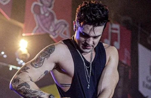 Calça de Luan Santana desabot