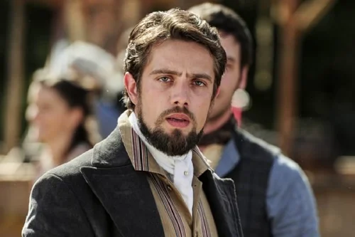 Rafael Cardoso surge sem roupa