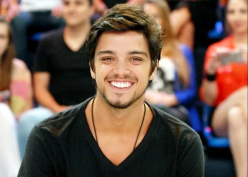 Rodrigo Simas exibe tatuagem s