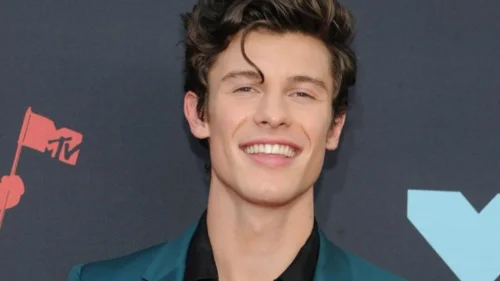 Shawn Mendes expõe corpinho d