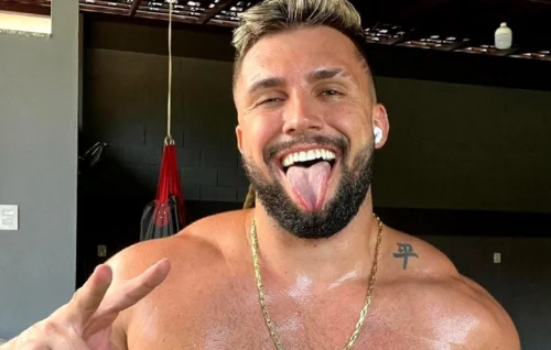 BBB Arthur Picoli toma banho d