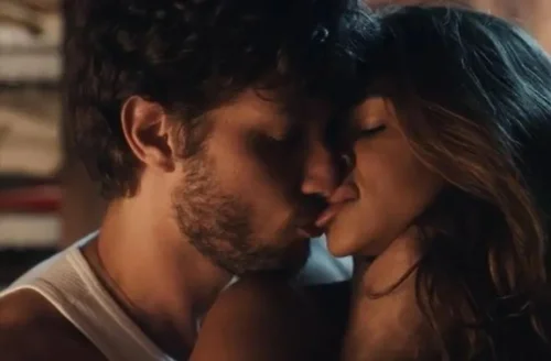 Nudez do ator Chay Suede causa