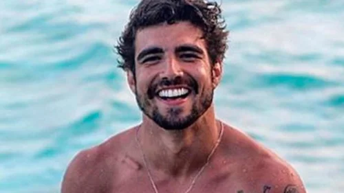 Caio Castro roubando a cena de