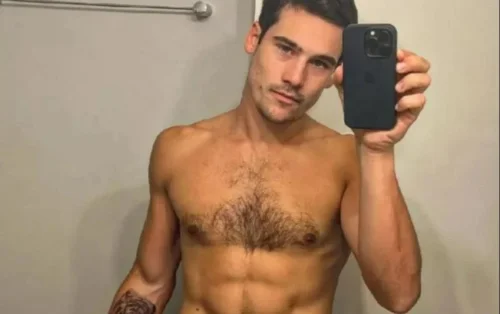 Nicolas Prattes abaixa o short