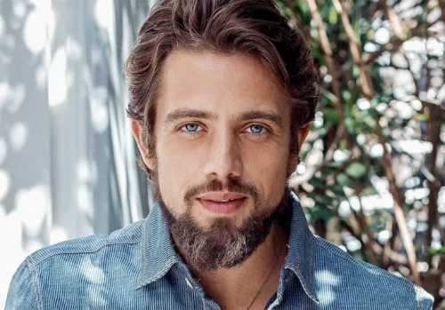 Solteiro Rafael Cardoso surge 