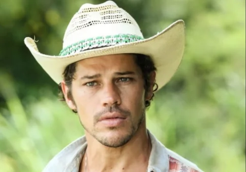 José Loreto sensualiza em cli