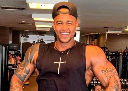 Léo Santana rouba cena dando 