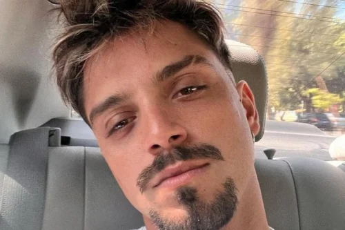 Ator Rodrigo Simas revela ser 