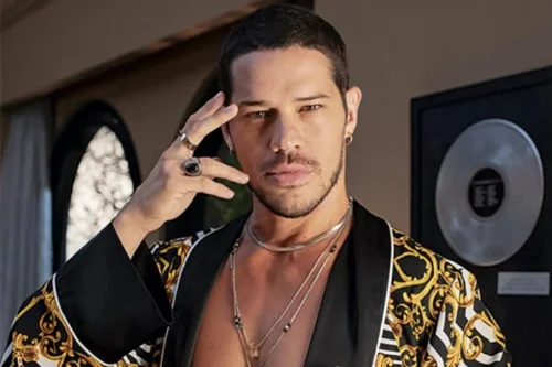 José Loreto surge de sunga na