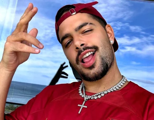 Pedro Sampaio atiça fãs com 