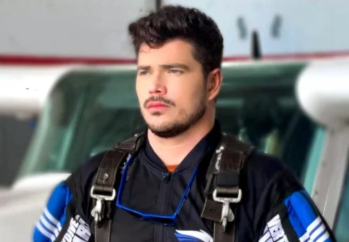 JP Gadêlha com a mala amarrad